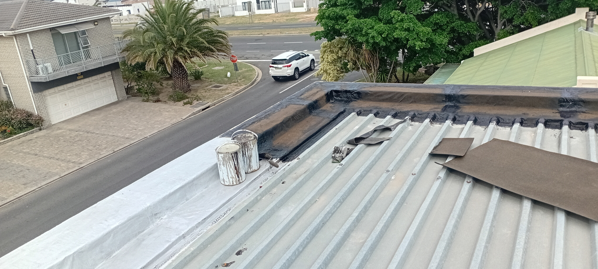 Finished roof edge waterproofing with clean detail